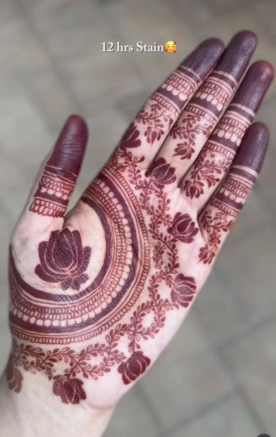 Aesthetic Arabic Finger Mehndi Design with Gol Tikki, Flowers and Lotus (14)