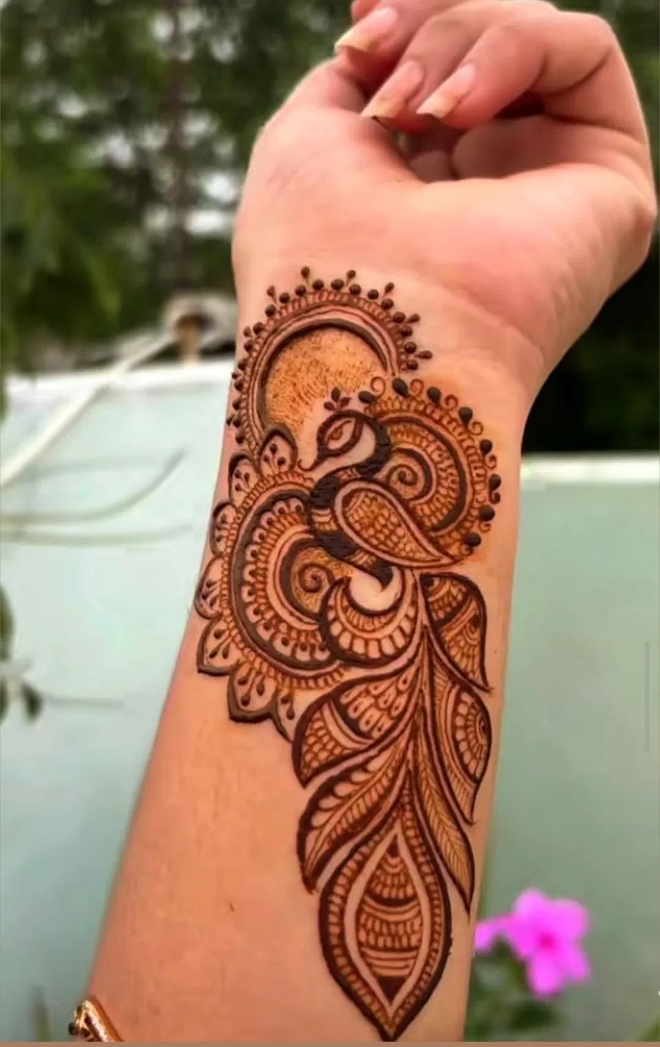 Simple Stylish Arm Mehndi Design with Gol Tikki and Jaal