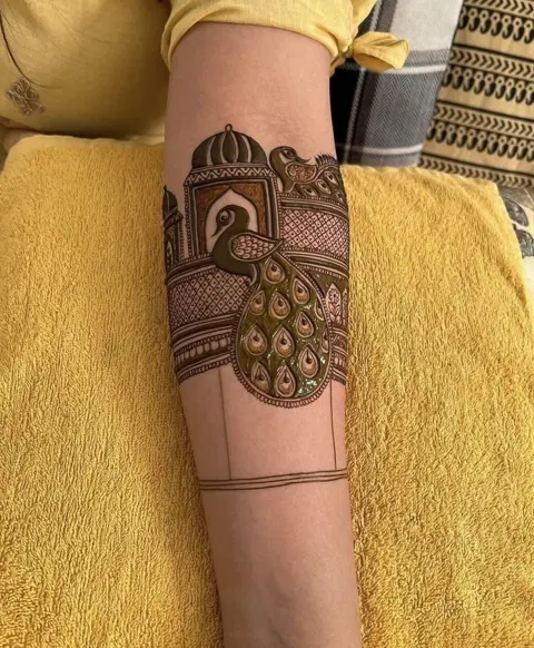 simple stylish circle arm mehndi design