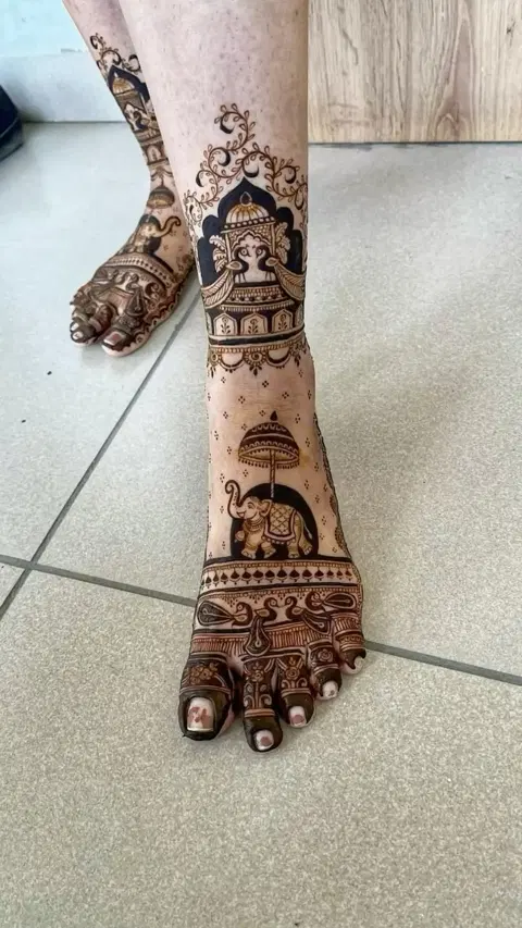 bridal royal figure back hand mehndi design