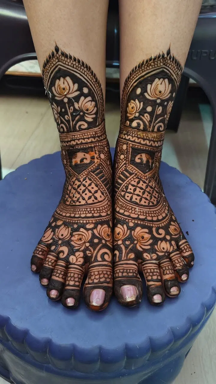 Bridal Royal Finger Mehndi Design with Figures