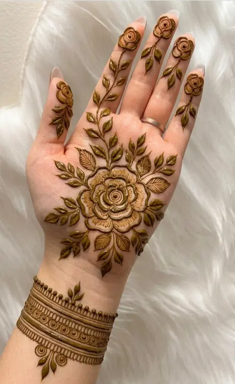 aesthetic arabic circle finger mehndi design