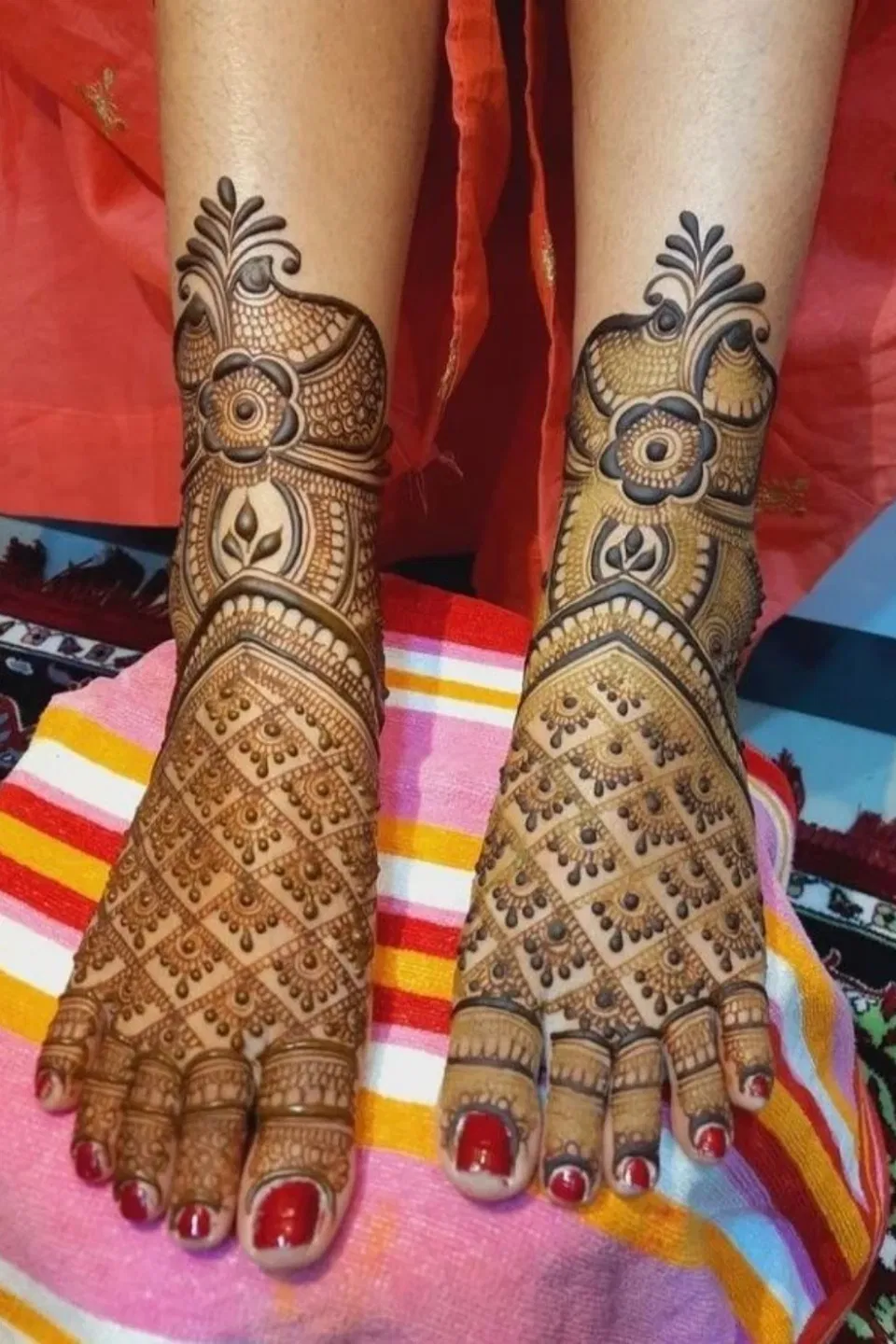Bridal Royal Foot Mehndi Design with Figures for Engagement (3)