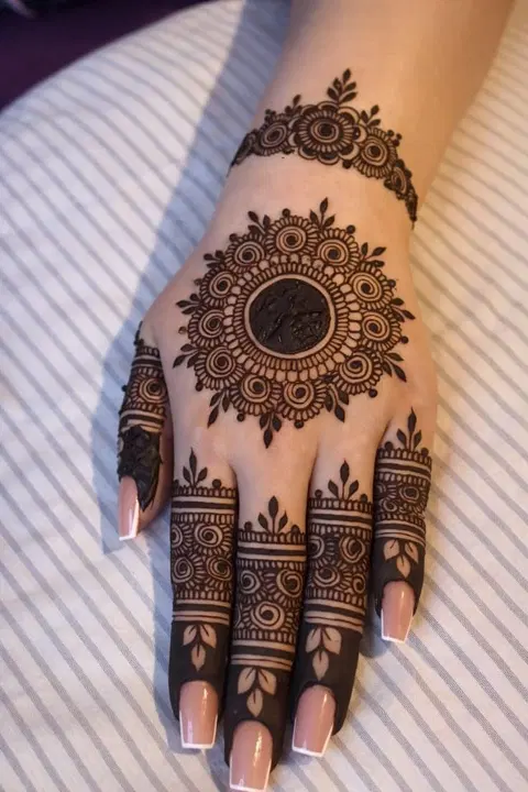 aesthetic pakistani circle back hand mehndi design