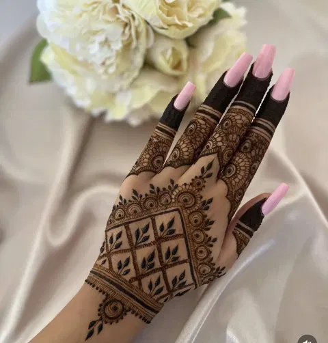 aesthetic arabic circle back hand mehndi design