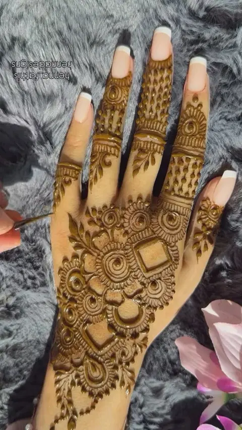 royal simple bel back hand mehndi design