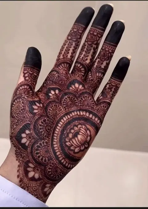 aesthetic bridal circle front hand mehndi design