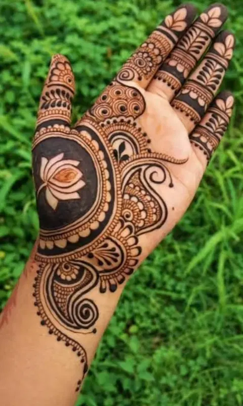 aesthetic royal circle front hand mehndi design