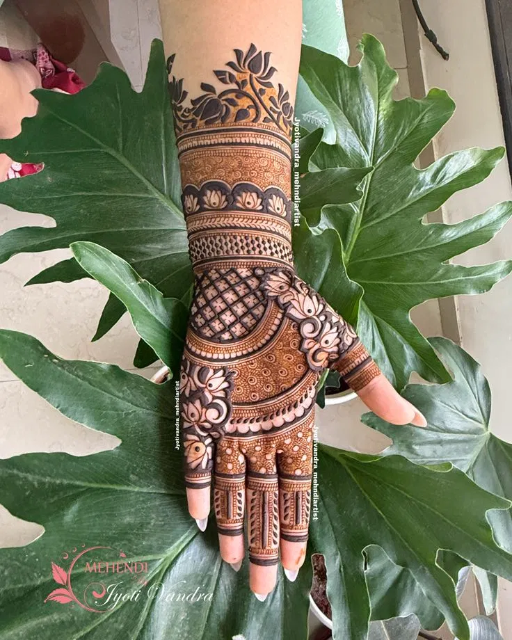 Aesthetic Bridal Finger Mehndi Design with Gol Tikki, Figures and Lotus (2)