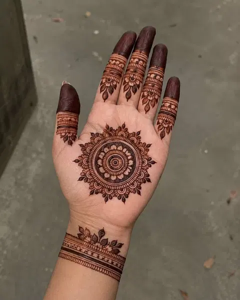 aesthetic simple circle finger mehndi design