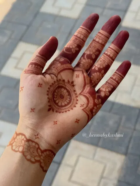 aesthetic minimal circle finger mehndi design
