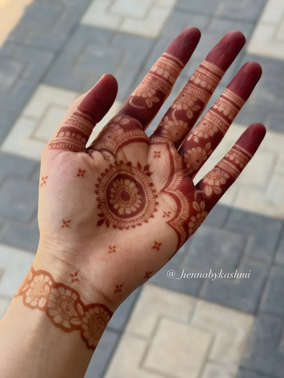 Aesthetic Minimal Finger Mehndi Design with Gol Tikki