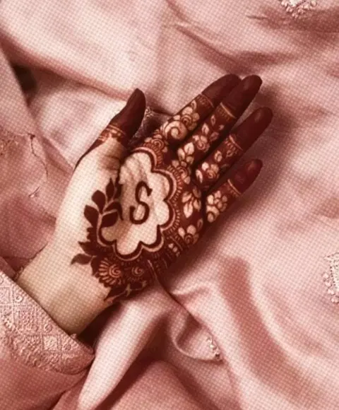 simple stylish name finger mehndi design