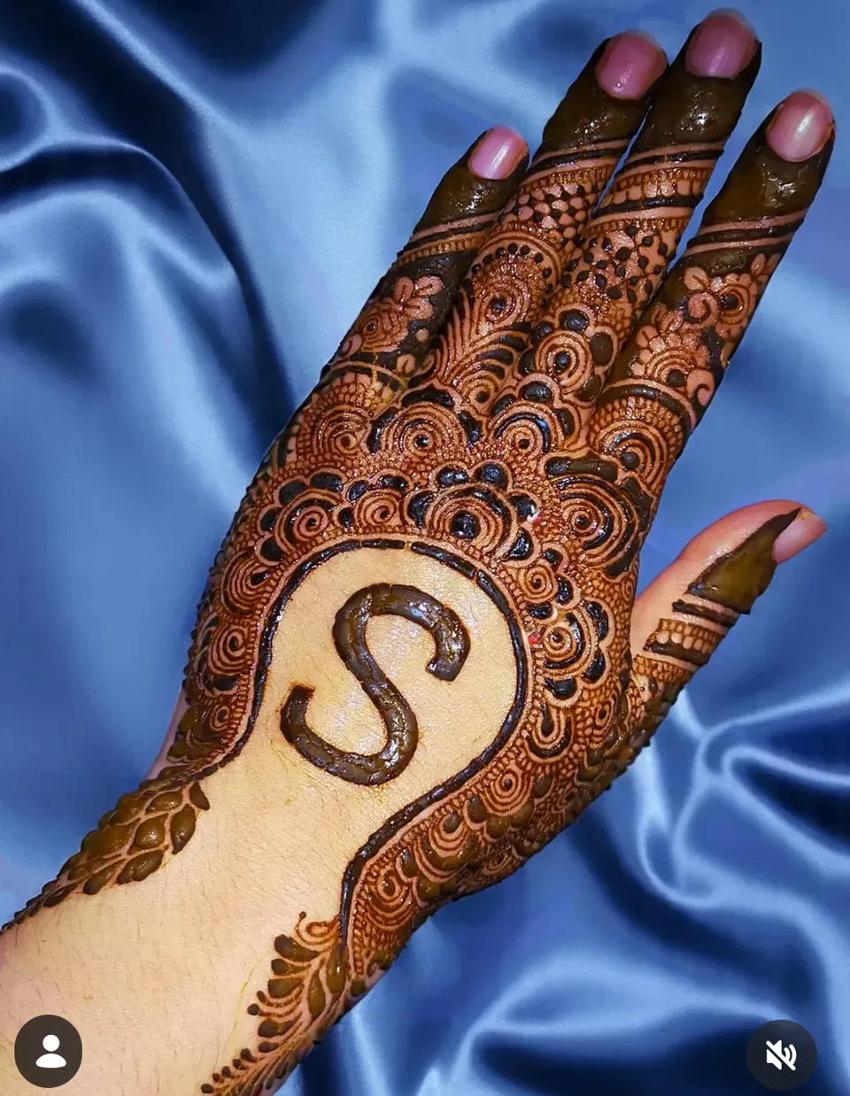 Stylish Finger Mehndi Design with Hidden Name (2)