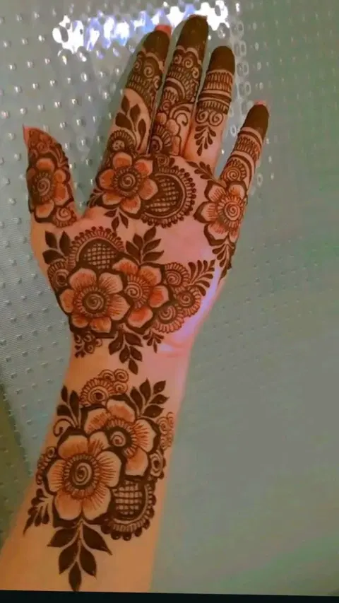 aesthetic arabic bel front hand mehndi design
