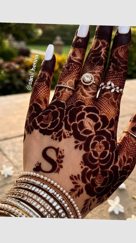 aesthetic arabic name finger mehndi design