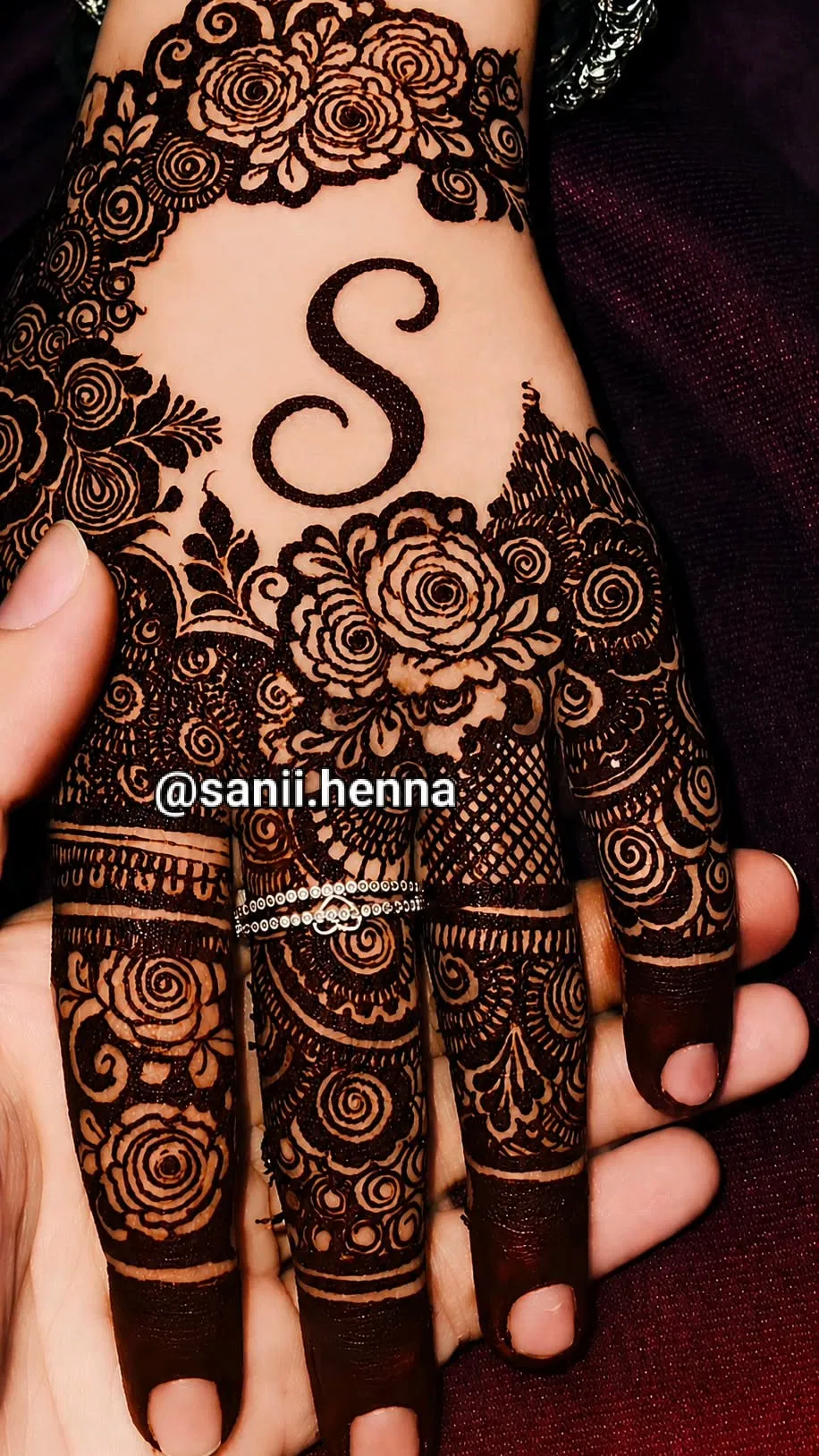 Bridal Stylish Finger Mehndi Design with Flowers and Hidden Name