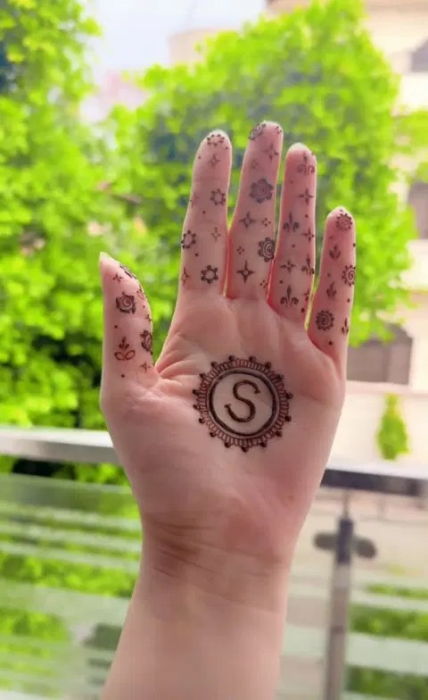simple stylish circle finger mehndi design