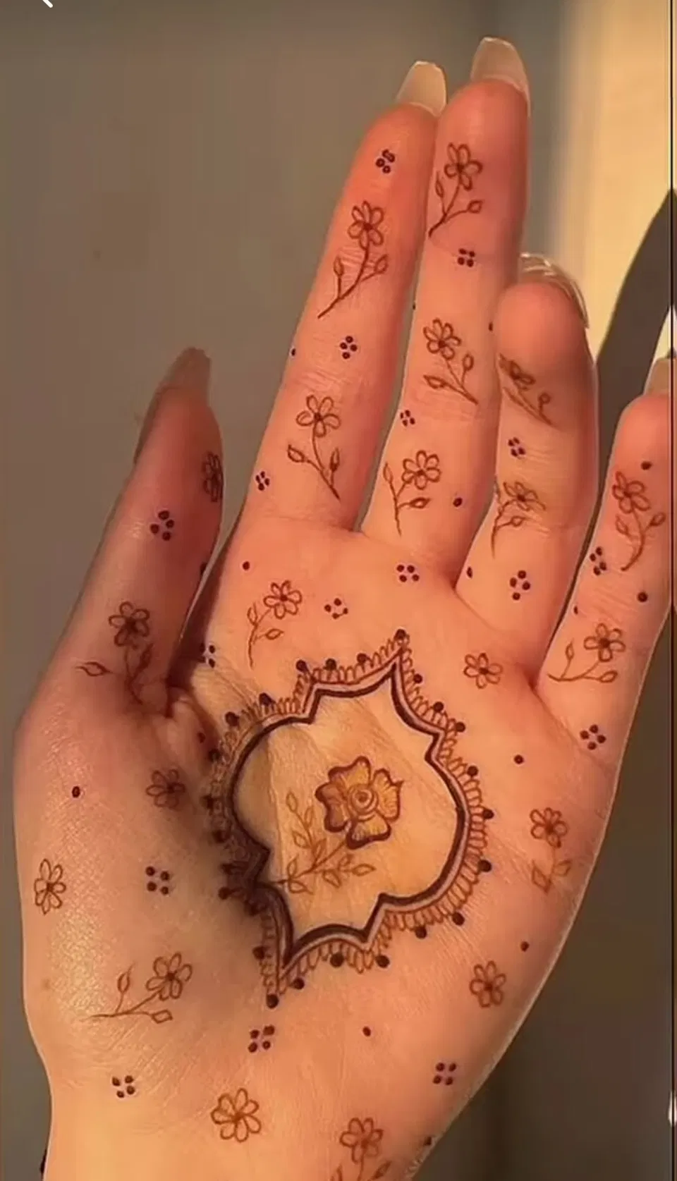 Aesthetic Arabic Front Hand Mehndi Design with Flowers for Eid (3)