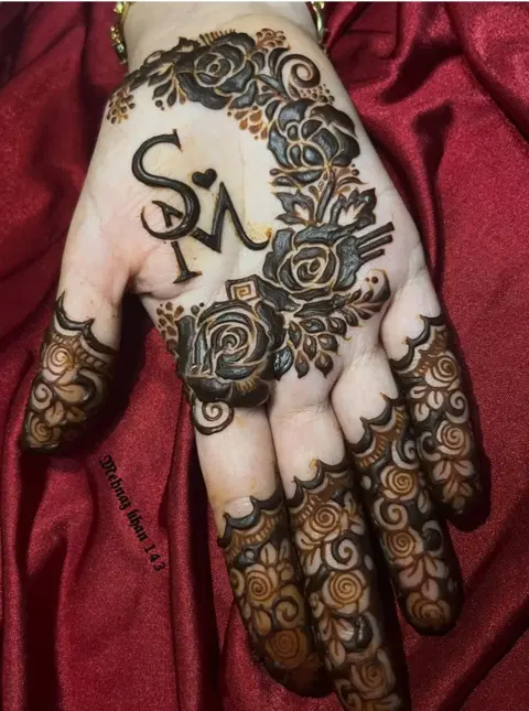 stylish circle foot mehndi design