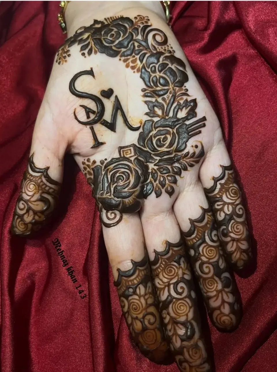 Stylish Foot Mehndi Design with Gol Tikki and Flowers