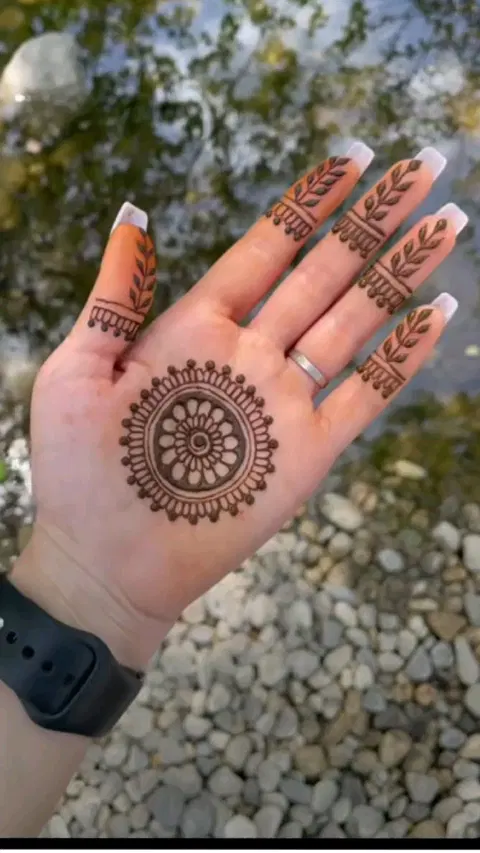 aesthetic arabic bel finger mehndi design