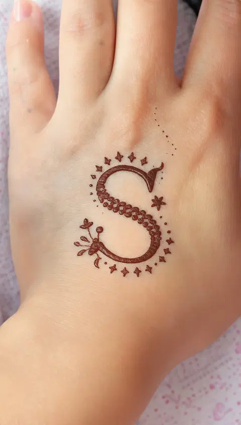 simple stylish name finger mehndi design