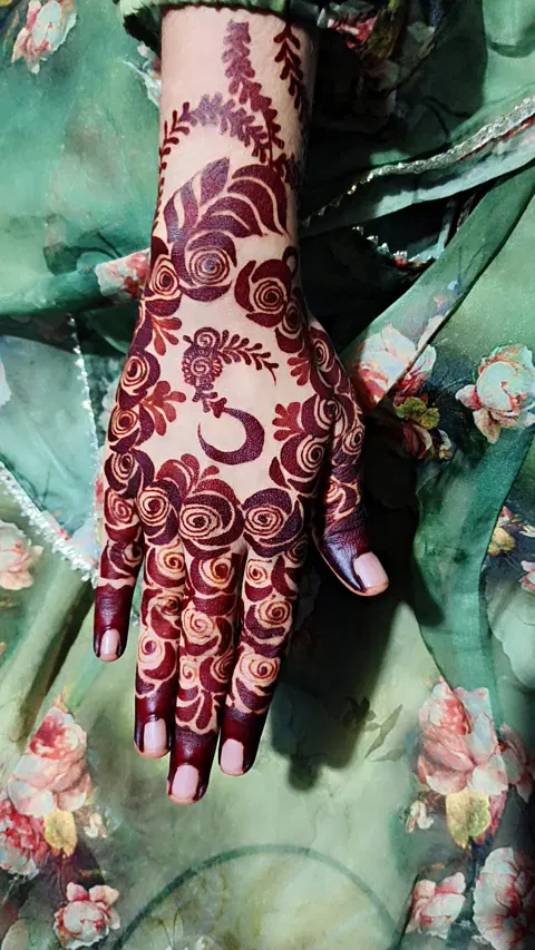 stylish circle front hand mehndi design