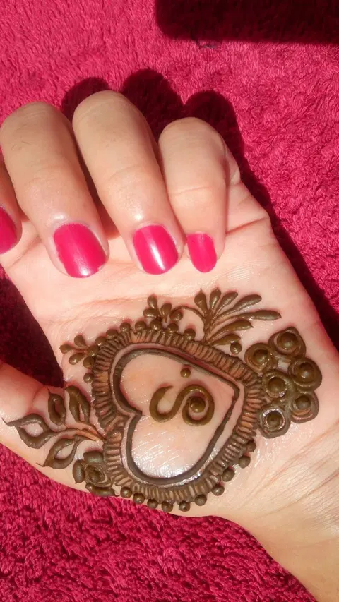 stylish heart back hand mehndi design