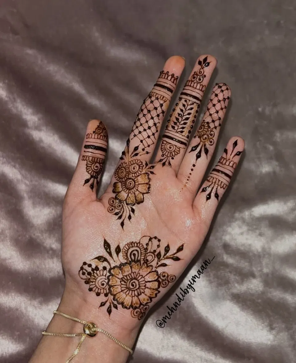 Aesthetic Arabic Finger Mehndi Design with Bel and Flowers (2)