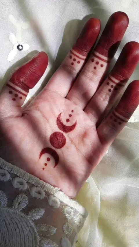 aesthetic arabic circle finger mehndi design