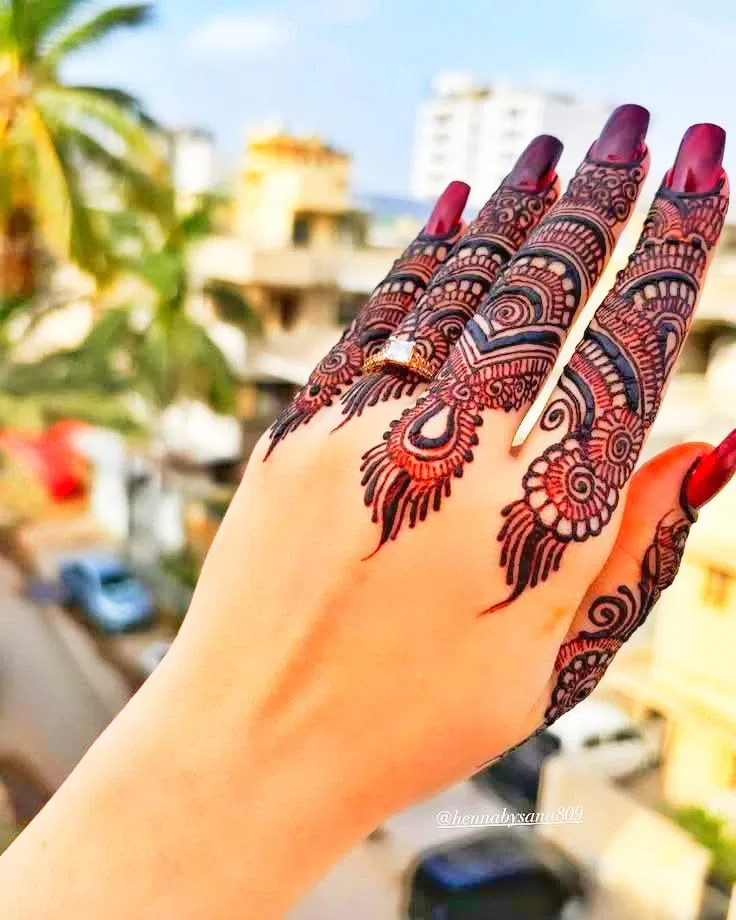 Aesthetic Bridal Back Hand Mehndi Design with Gol Tikki for Eid (3)
