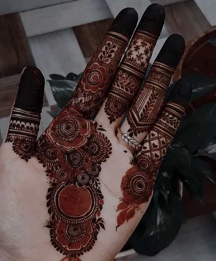 Aesthetic Royal Finger Mehndi Design with Gol Tikki for Karwa Chauth
