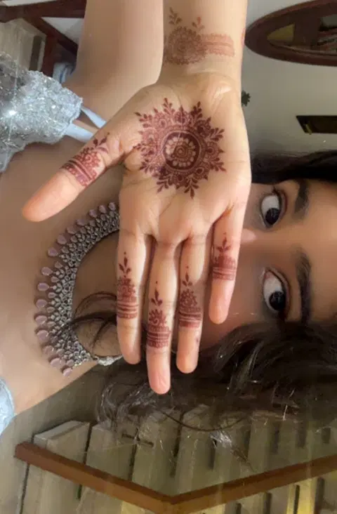 aesthetic simple circle finger mehndi design