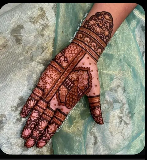 royal stylish deity front hand mehndi design