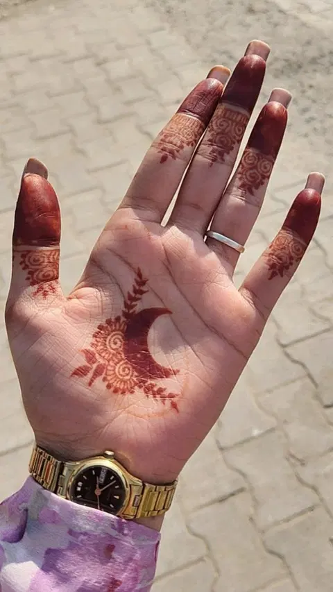 aesthetic arabic circle finger mehndi design