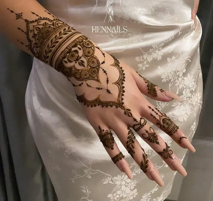 Aesthetic Arabic Back Hand Mehndi Design for Teej (2)