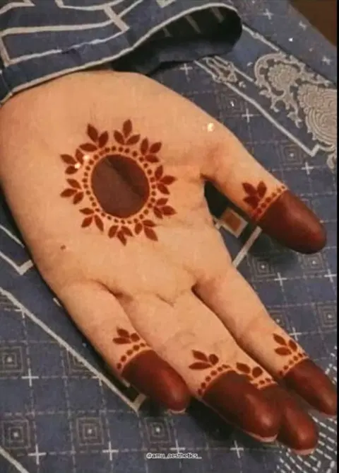 simple circle front hand mehndi design