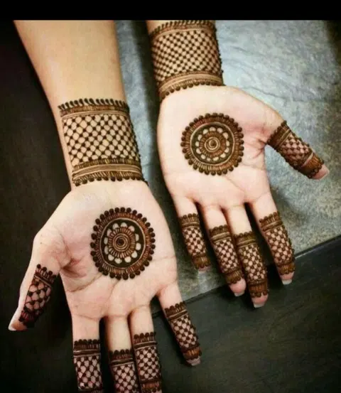 simple circle front hand mehndi design