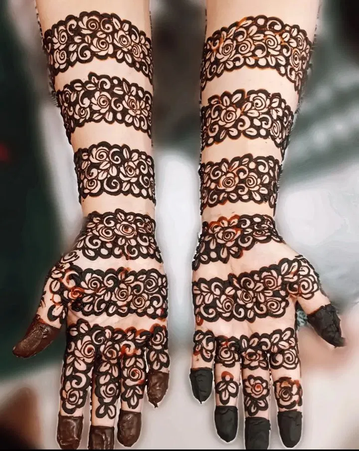 Stylish Front Hand Mehndi Design for Karwa Chauth (2)