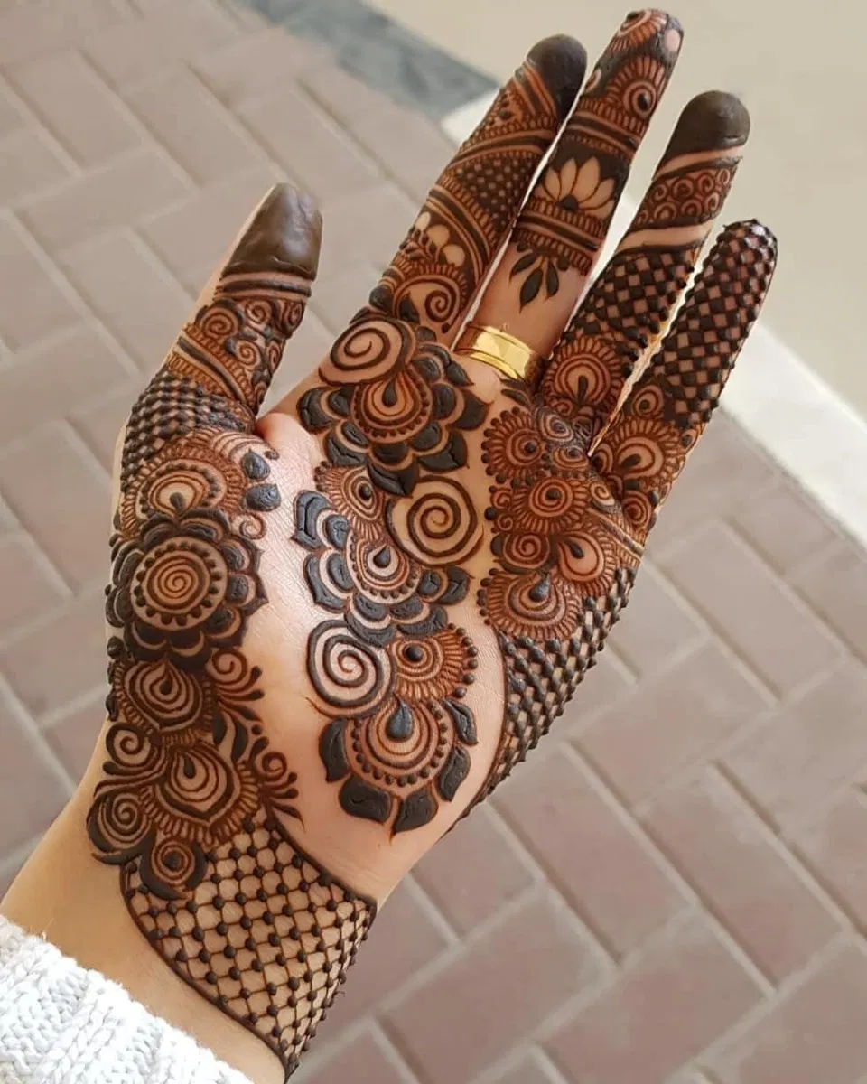 Aesthetic Arabic Front Hand Mehndi Design with Bel (9)