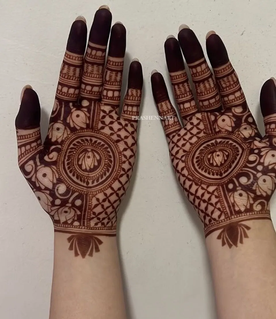 Aesthetic Royal Front Hand Mehndi Design with Gol Tikki for Sawan