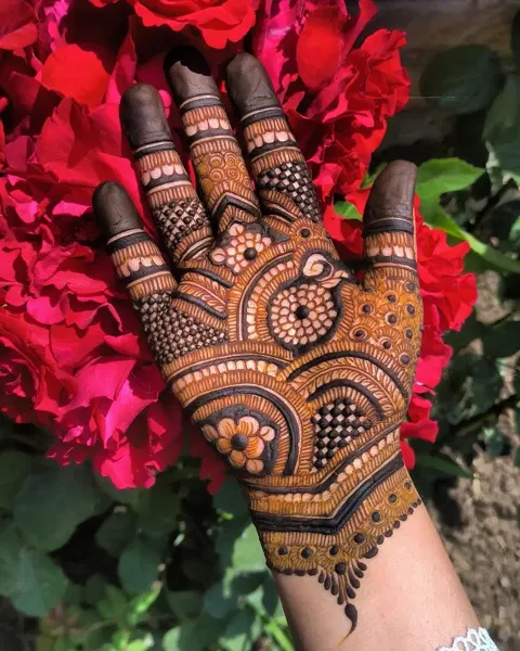 simple stylish back hand mehndi design