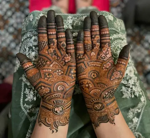 bridal dubai figure front hand mehndi design