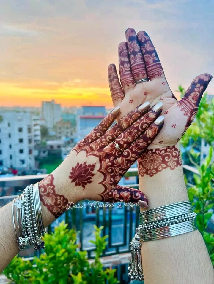 Bridal Royal Finger Mehndi Design with Gol Tikki for Engagement