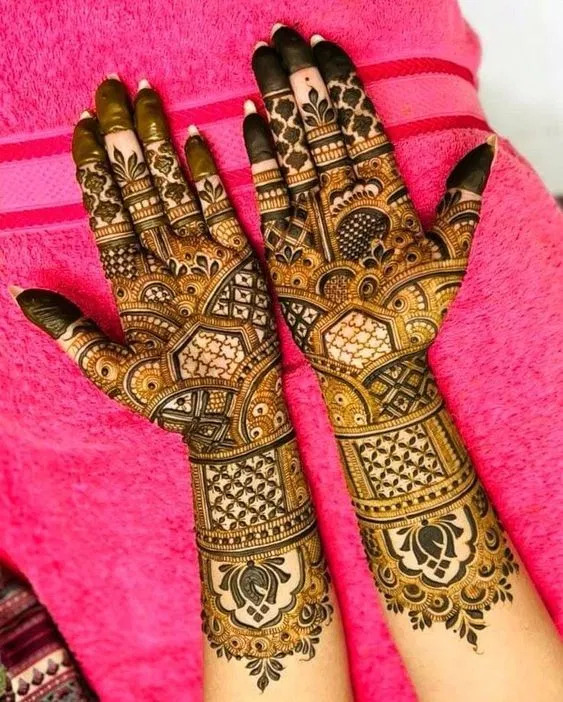Stylish Back Hand Mehndi Design for Karwa Chauth (2)