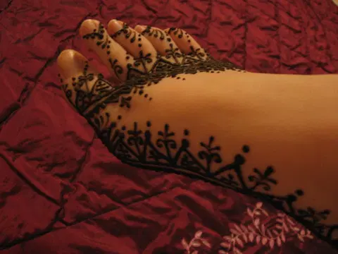 simple heart back hand mehndi design