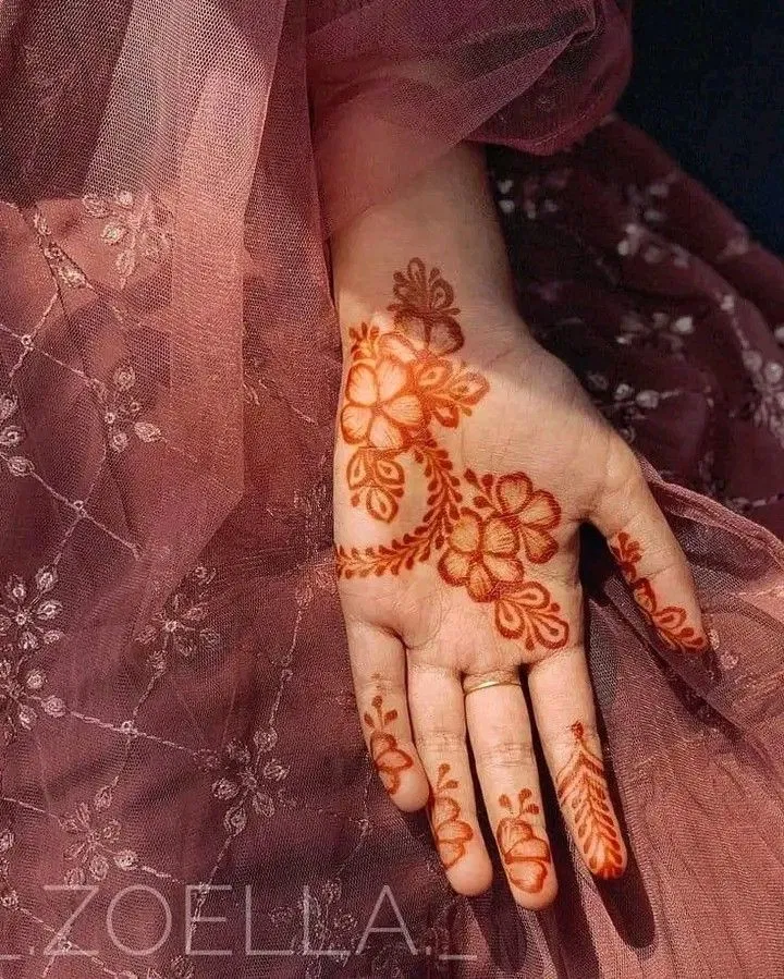 Aesthetic Arabic Finger Mehndi Design with Flowers