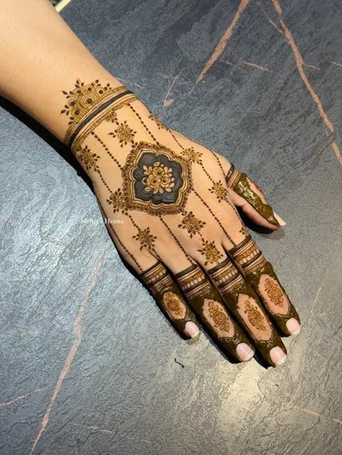 aesthetic simple circle back hand mehndi design