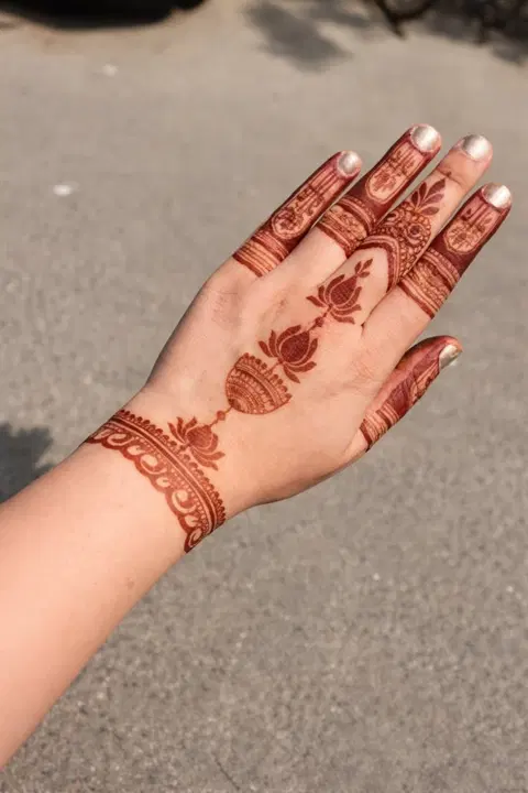 aesthetic royal jaal finger mehndi design